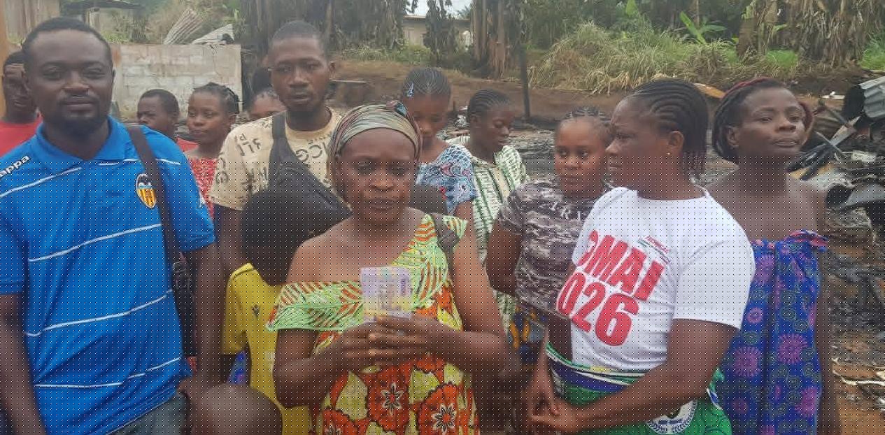 Solidarité à Lébamba : Edgard Moukoumbi au secours d’une famille sinistrée