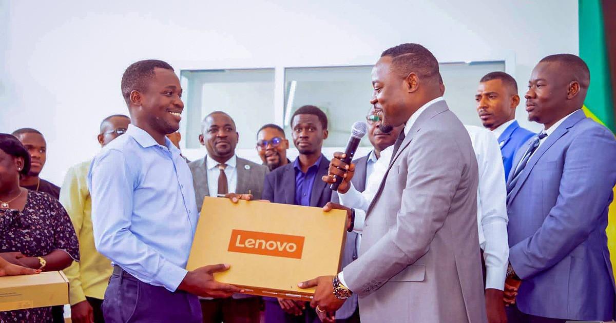 Des ordinateurs portables pour renforcer l’action des leaders de jeunesse au Gabon ‎
