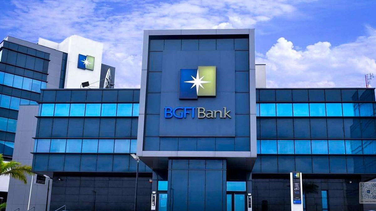 Logo officiel BGFIBank sur la façade d'un immeuble de siège social moderne