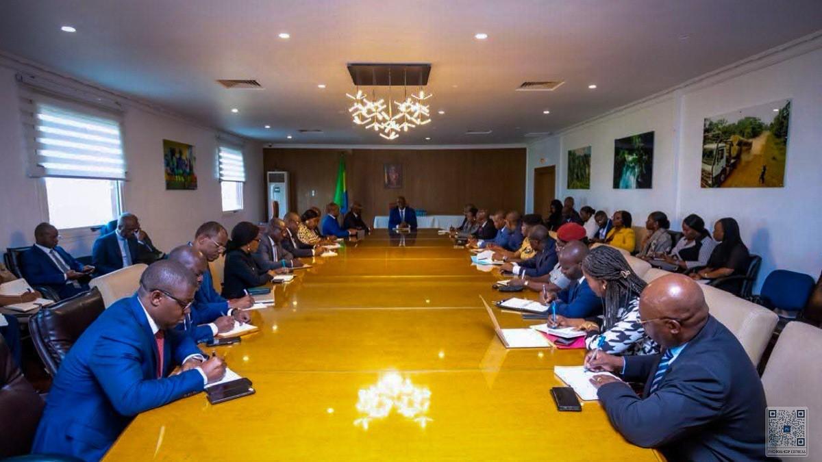 Séance de travail au ministère sur la Loi de finances et la dette du Gabonlegende et description