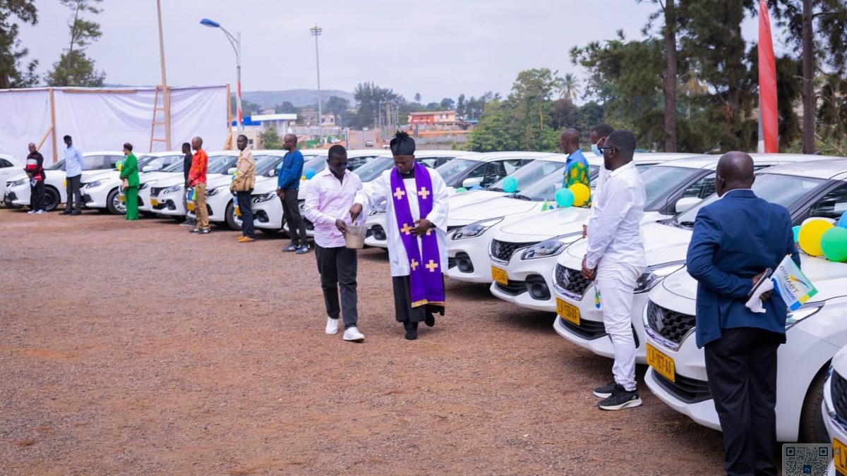 Remise de taxis à Moanda dans le cadre du programme Un Taxi Un Emploi Un Avenir.