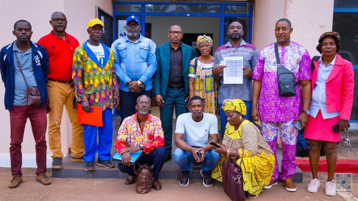 Signature du contrat entre Olam Rubber Gabon et les planteurs villageois d'hévéa à Bitam
