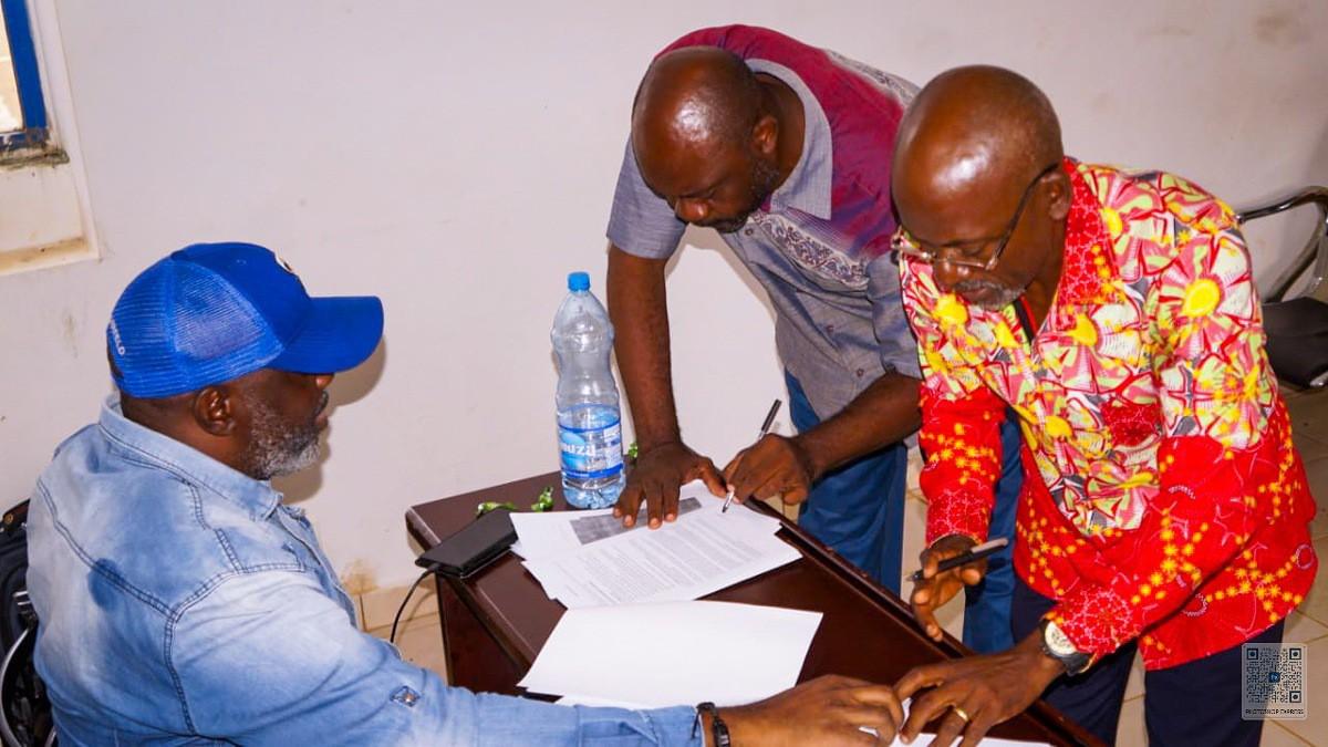 Planteurs d'hévéa au Gabon discutant de la revalorisation du prix d'achat du caoutchouc avec Olam Rubber Gabon