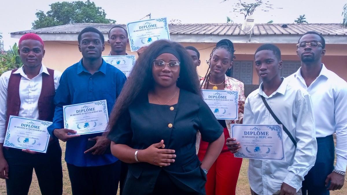 Élèves de Prépa-Bac La Détermination célébrant la réussite au Bac 2026 à Libreville