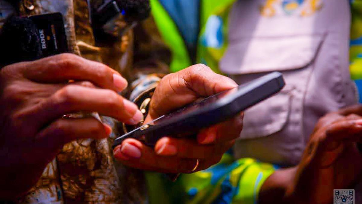 Citoyen gabonais effectuant une démarche administrative en ligne sur ordinateur