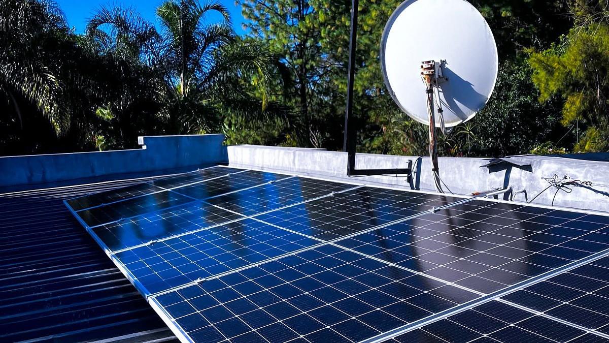 Installation de panneaux solaires photovoltaïques sur le toit d'un bâtiment au Gabon
