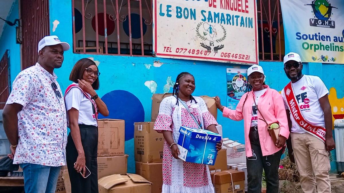 Stagiaires de SUNU Assurances Gabon remettant des fournitures scolaires aux enfants du centre Le Bon Samaritain
