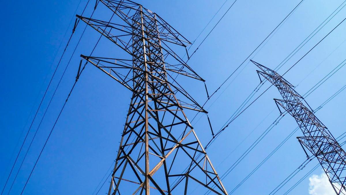 Pylône électrique et lignes haute tension illustrant le marché régional de l'électricité en Afrique centrale.
