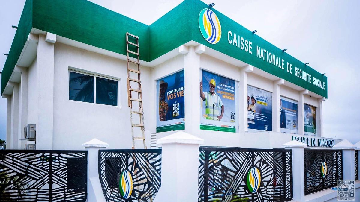 Guichet d'accueil et usagers effectuant des démarches de protection sociale auprès de la CNSS au Gabon