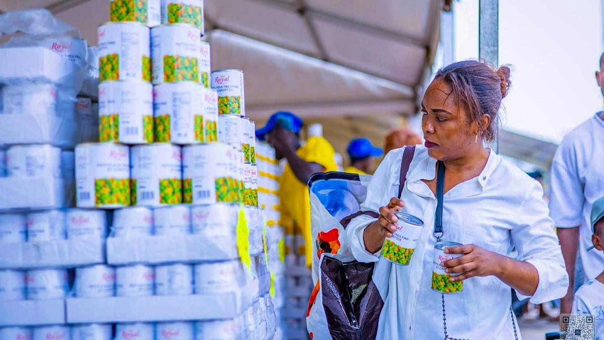 Étalage de produits vivriers dans un marché local à Libreville au Gabon