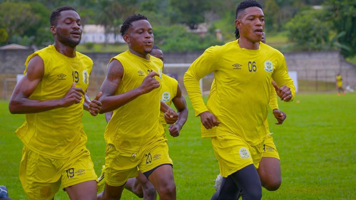 Les joueurs de l AS Mangasport celebrent la victoire 3-1 contre African Stars en Ligue des champions CAF