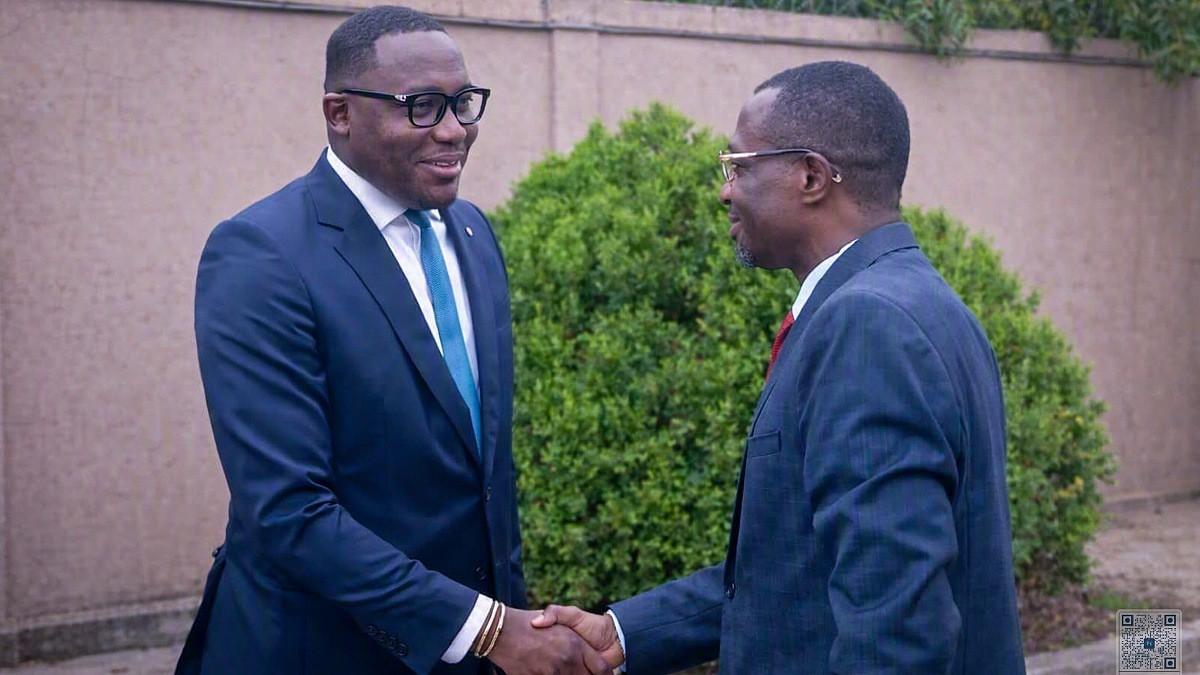 exte alternatif (Alt text) : Signature de la convention Mboumba et présentation de la doctrine aurifère du Gabon avec la SEM