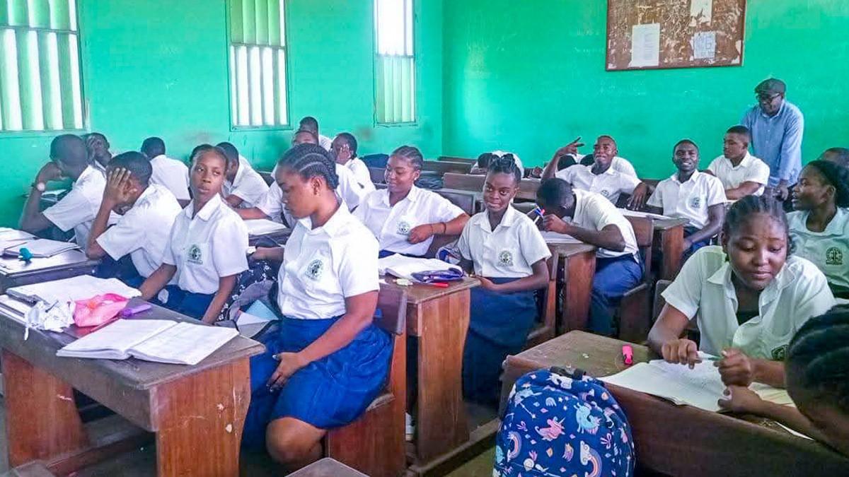 Élèves et enseignants dans une salle de classe au Gabon lors de la rentrée scolaire
