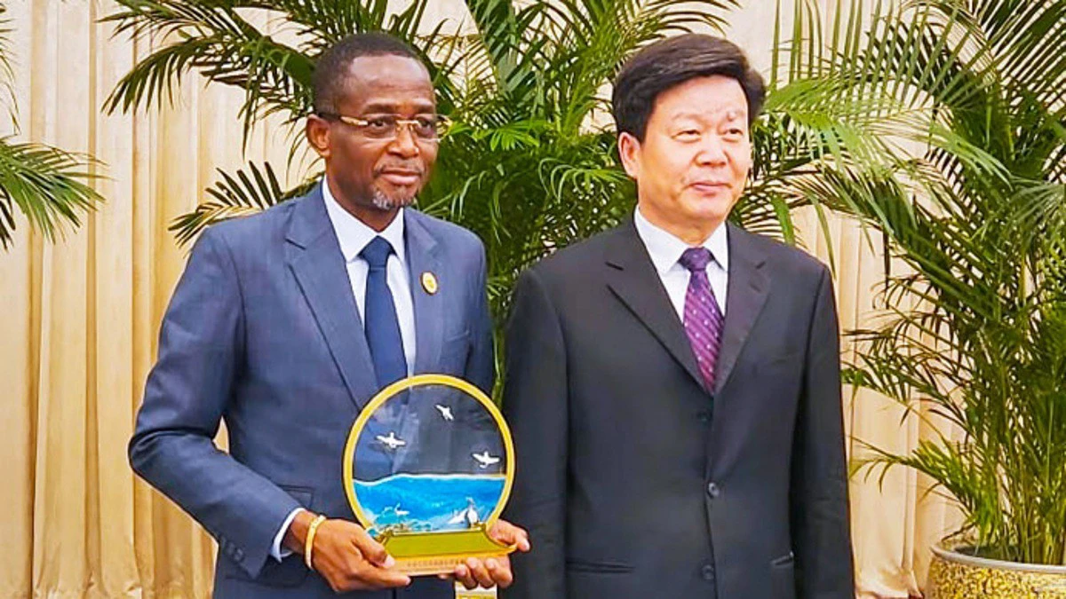 Le ministre Sosthène Nguema Nguema et Sun Shuxian échangeant sur la coopération minière Gabon-Chine