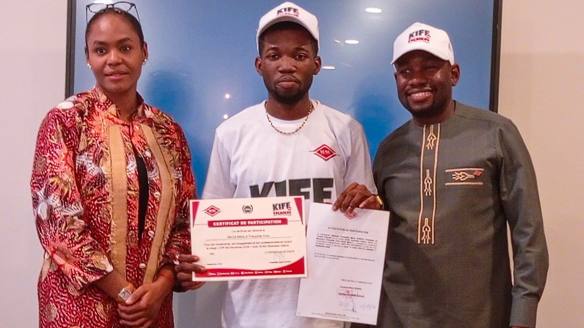 Un étudiant gabonais en entretien pour un premier stage professionnel à Libreville