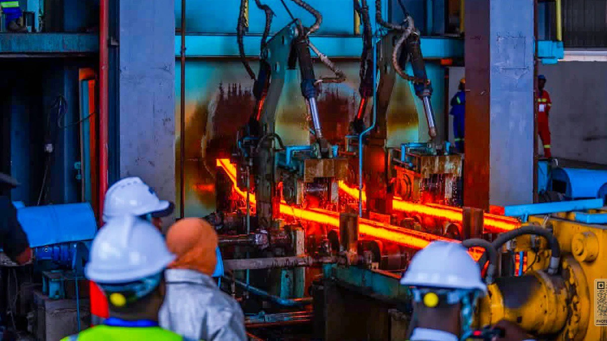 Vue industrielle et chantiers de modernisation économique à Port-Gentil au Gabon.