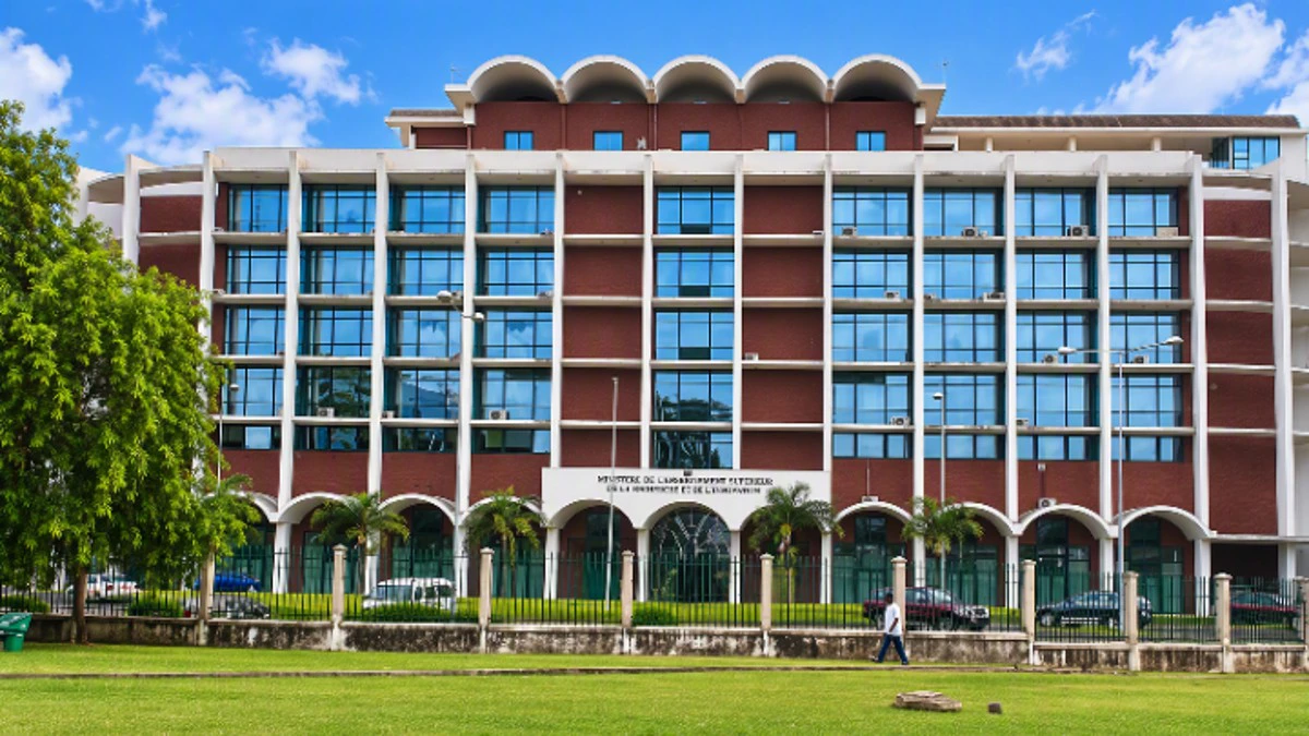 Bâtiment du ministère des Finances et de l'Économie à Libreville représentant le budget 2027 du Gabon