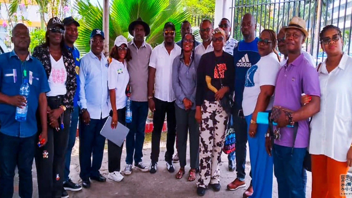 Membres de l'Intersyndicale des Régies Financières (IRFAA) réunis en assemblée au Gabon