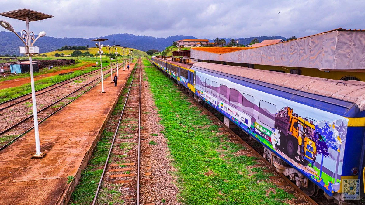 Train de la SETRAG circulant sur la voie ferrée du Transgabonais au Gabon
