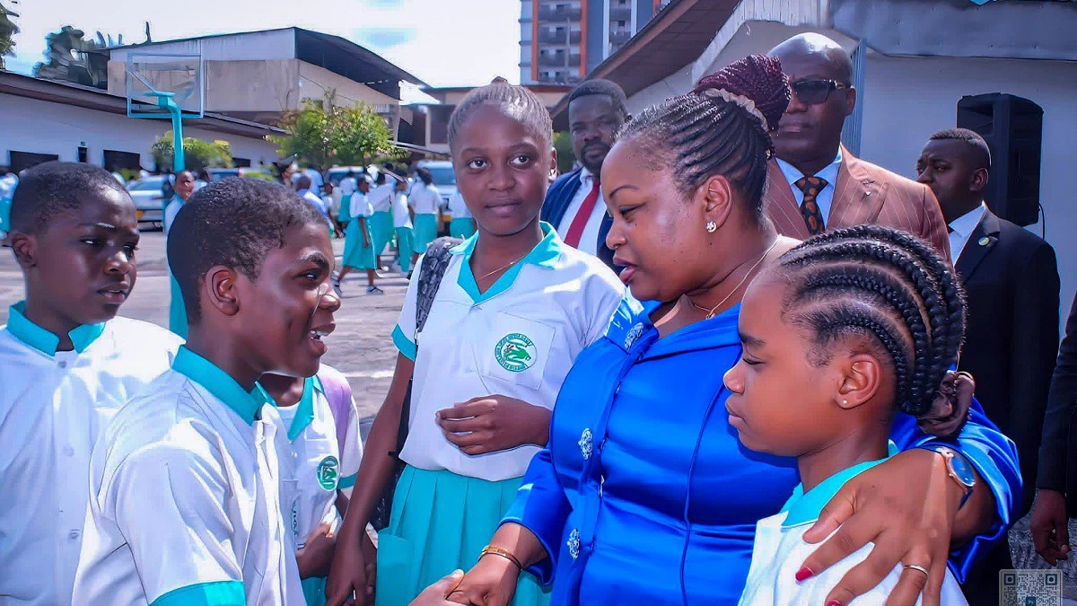 Élève saluant la ministre de l'éducation nationale dans le cadre du programme de santé scolaire au Gabon.