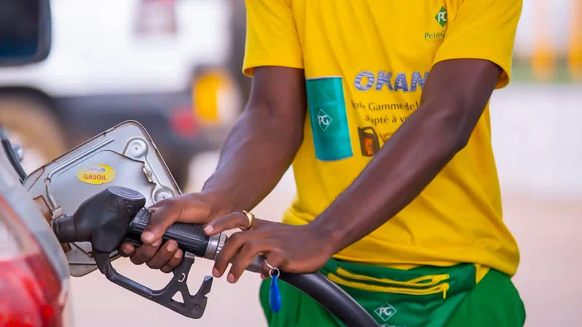 Pompe à carburant dans une station-service au Gabon illustrant la hausse des coûts de subvention.
