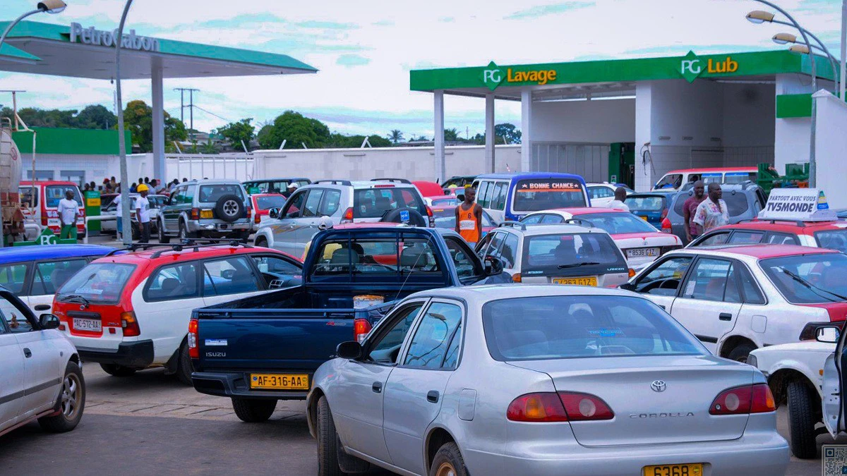 Illustration de files d'attente dans une station-service à Libreville lors de la pénurie de carburant au Gabon