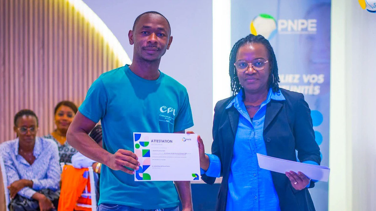 Un jeune diplômé face aux défis du marché de l'emploi au Gabon