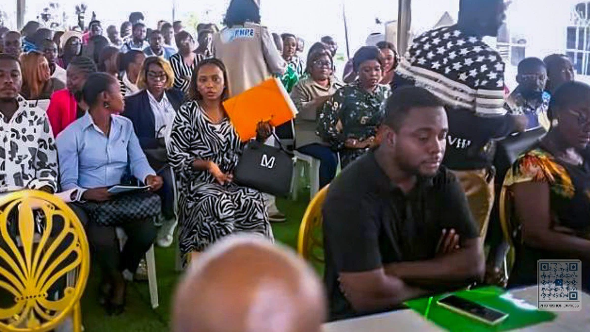 Un jeune candidat préparant ses démarches pour trouver un emploi au Gabon