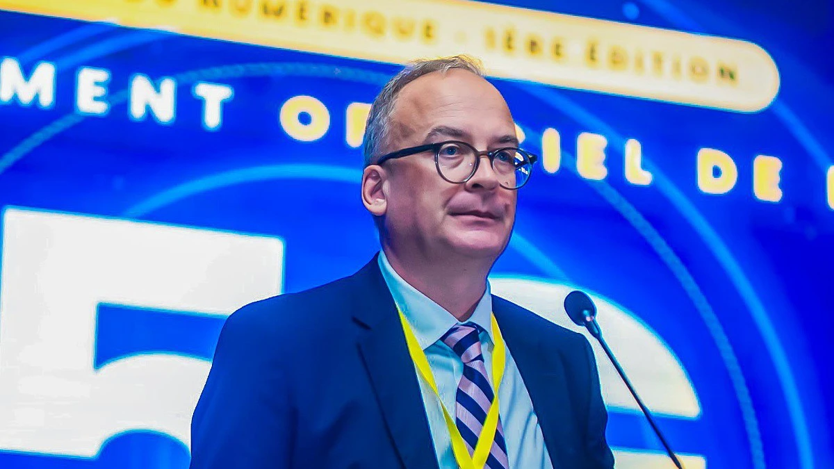 Un téléphone mobile connecté au réseau 5G lors de son lancement officiel au Gabon